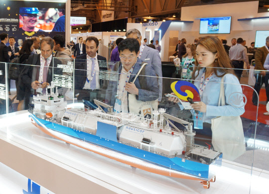 현대중공업은 오는 19일까지 미국 휴스턴에서 열리는 가스텍 행사에서 세계적인 선급회사인 영국 로이드선급(LR)으로부터 독자 개발한 LNG(액화천연가스)화물창인 하이멕스(HiMEX)에 대한 설계승인을 받는다고 밝혔다. 사진은 현대중공업 부스에 전시된 LNG벙커링선 모형을 살펴보고 있는 관람객들. <현대중공업 제공>